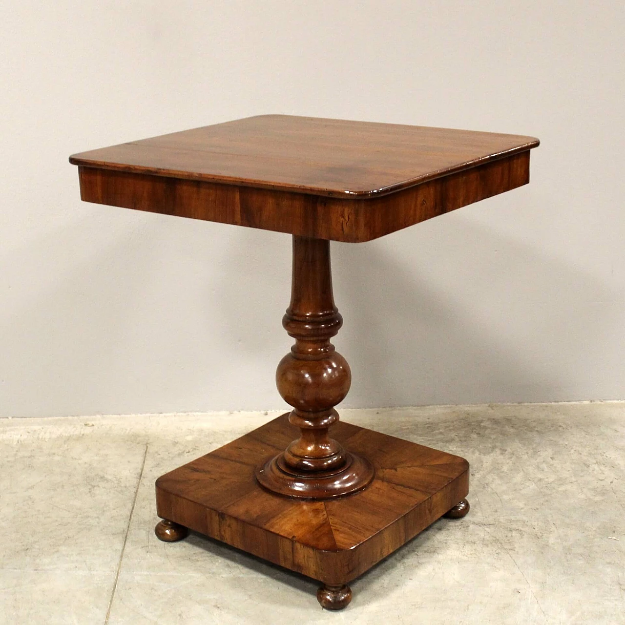 Tavolino in legno di noce in stile Carlo X, primo '800 1