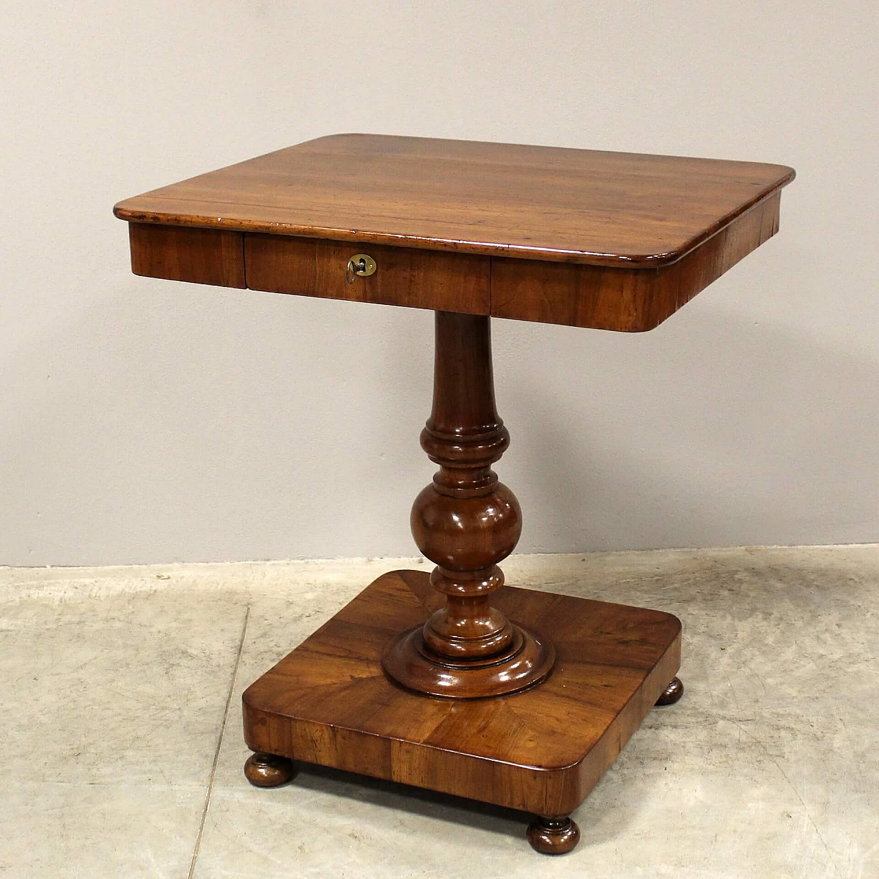 Tavolino in legno di noce in stile Carlo X, primo '800 4
