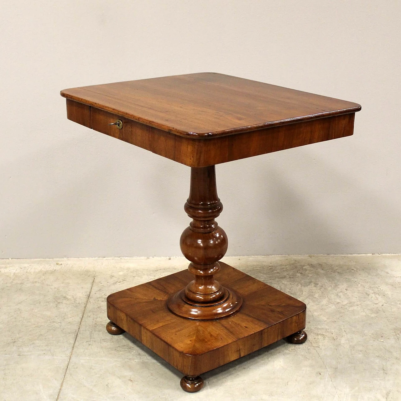Tavolino in legno di noce in stile Carlo X, primo '800 6