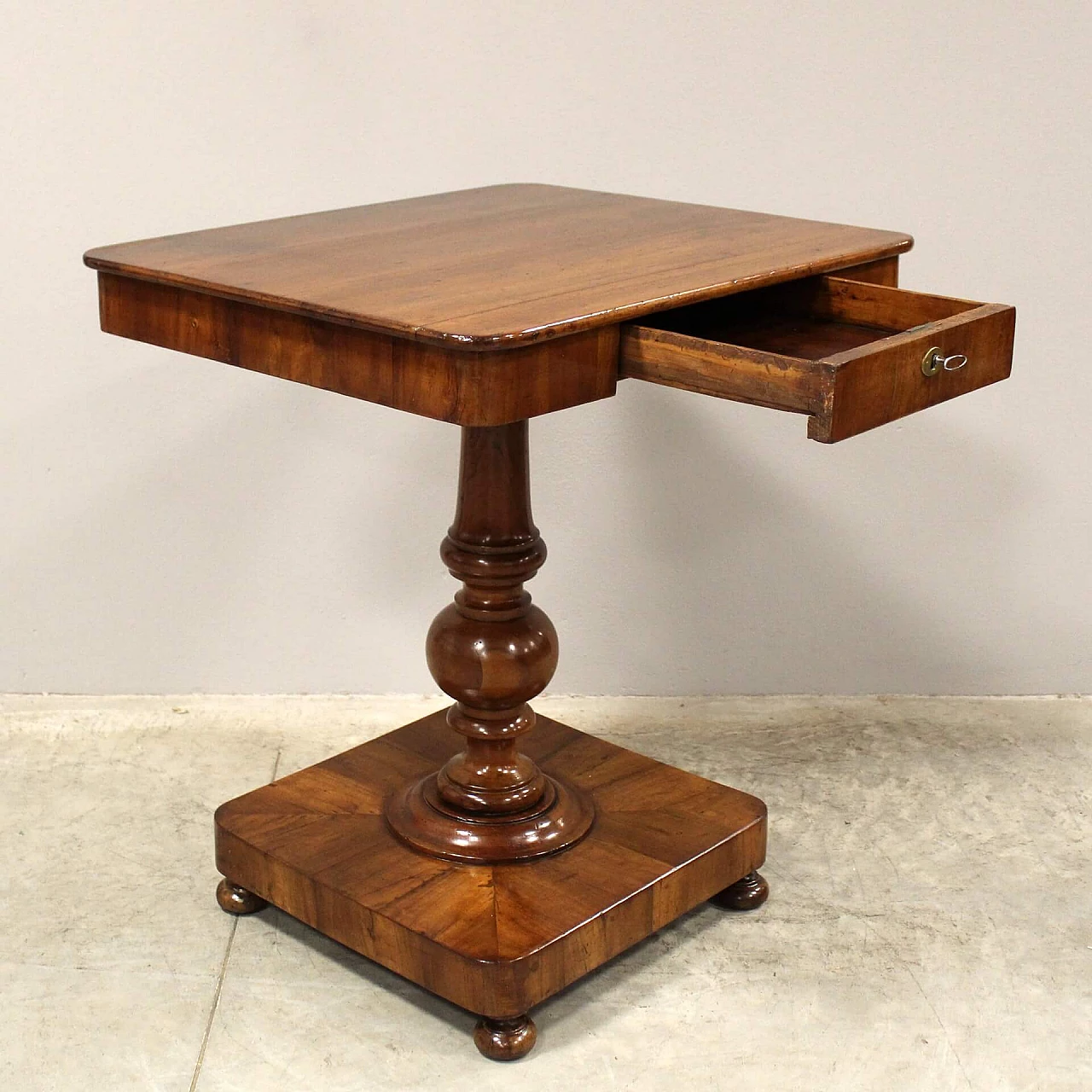 Tavolino in legno di noce in stile Carlo X, primo '800 7