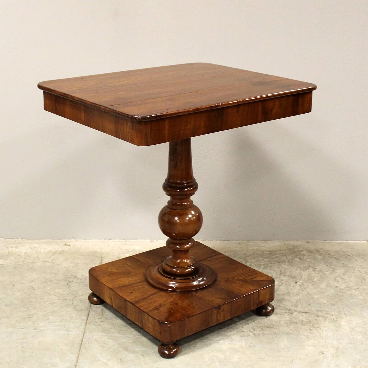 Tavolino in legno di noce in stile Carlo X, primo '800 9
