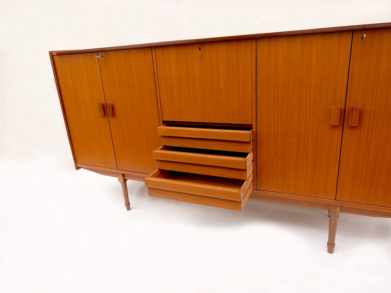 Credenza in legno con anta a ribalta, anni '60 4