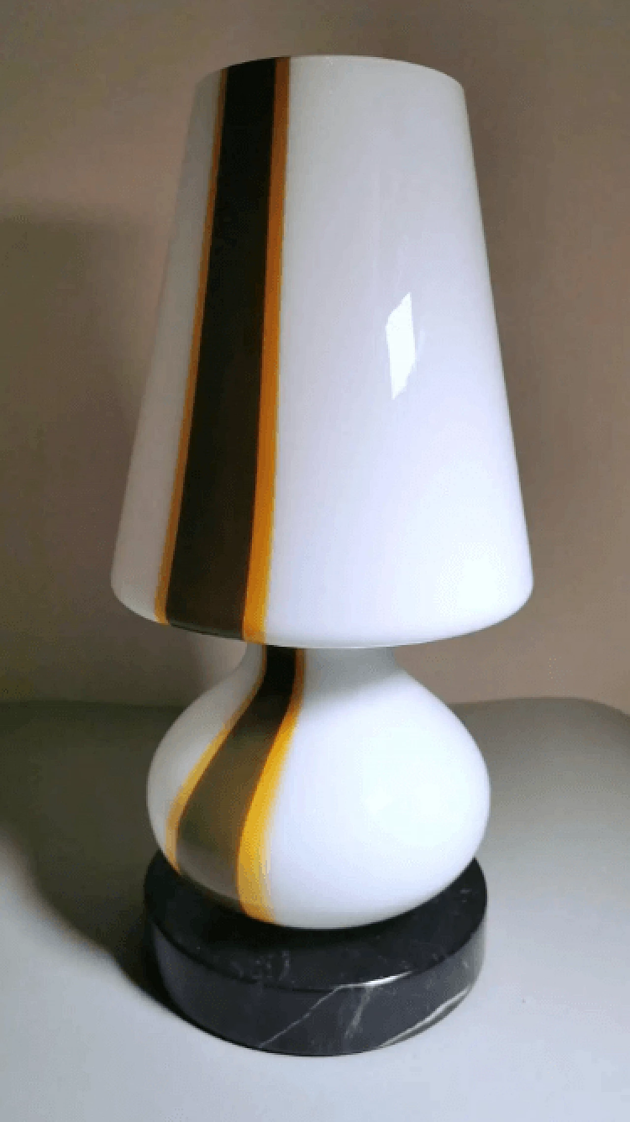 Murano opaline glass table lamp and marble base, 1970s 2
