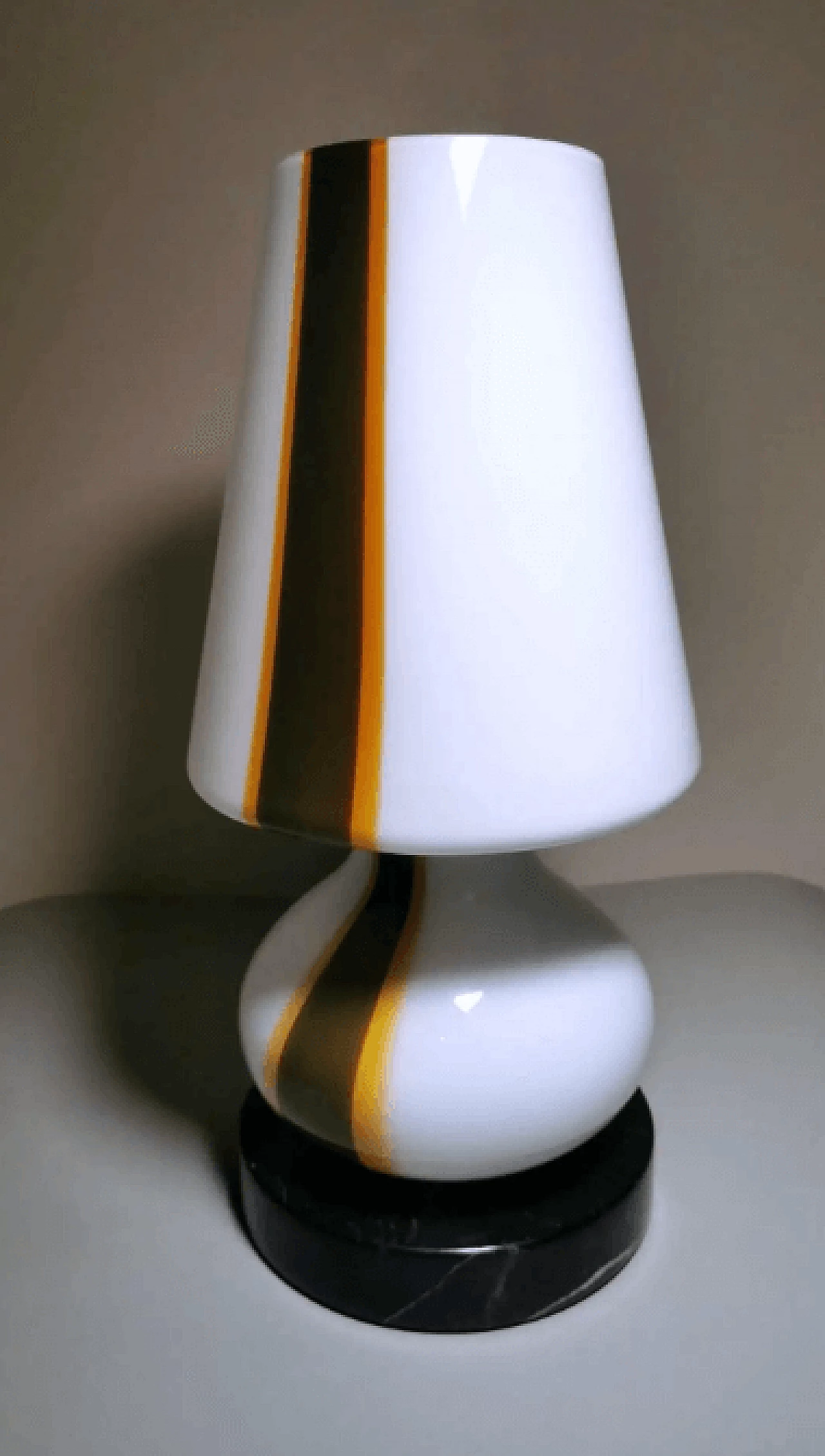 Murano opaline glass table lamp and marble base, 1970s 3