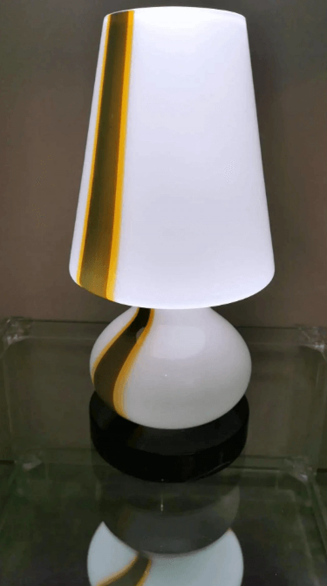 Murano opaline glass table lamp and marble base, 1970s 4