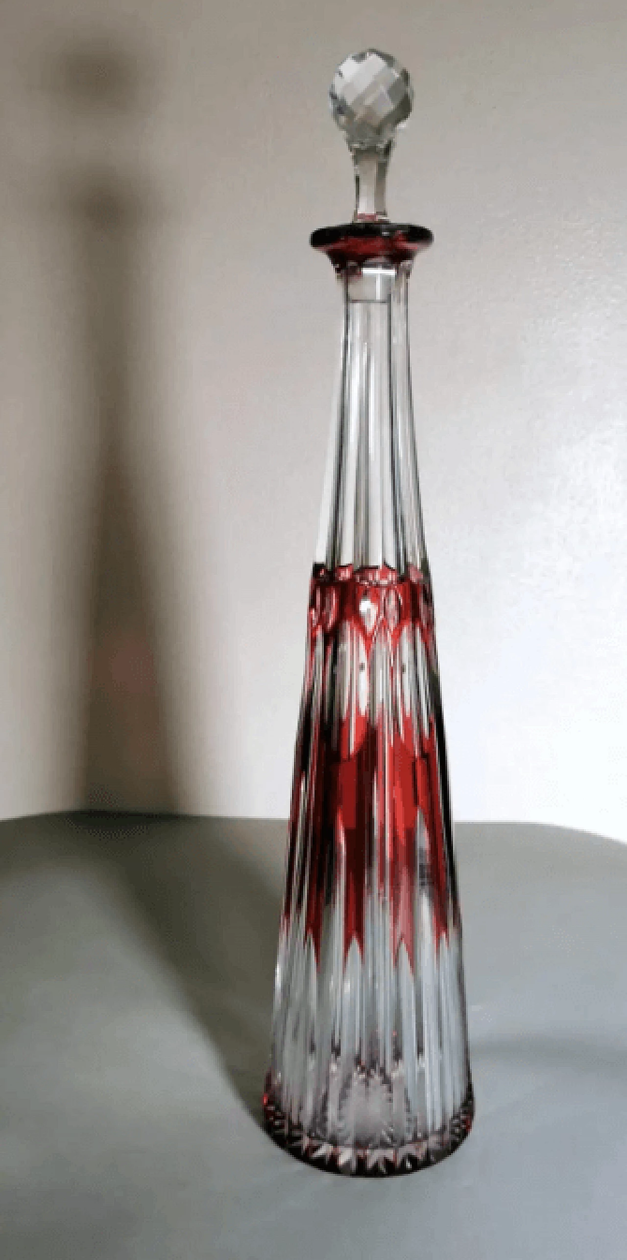 Bottiglia francese in stile Luigi XVI in cristallo rosso molato e intagliato a mano, anni '30 2