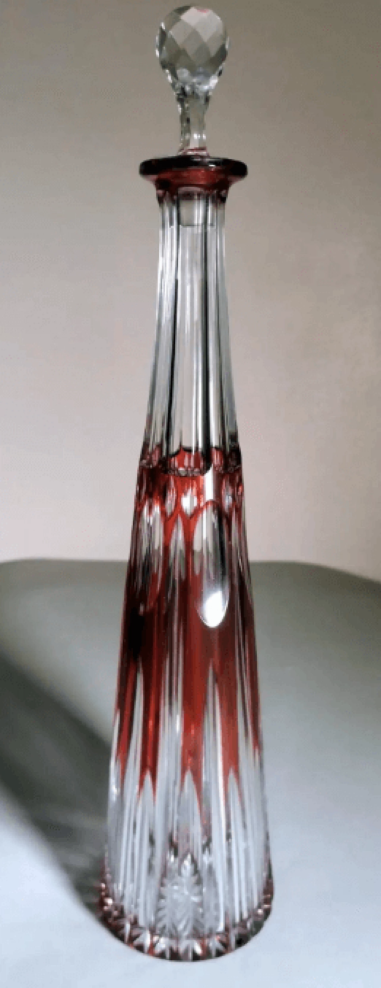 Bottiglia francese in stile Luigi XVI in cristallo rosso molato e intagliato a mano, anni '30 3