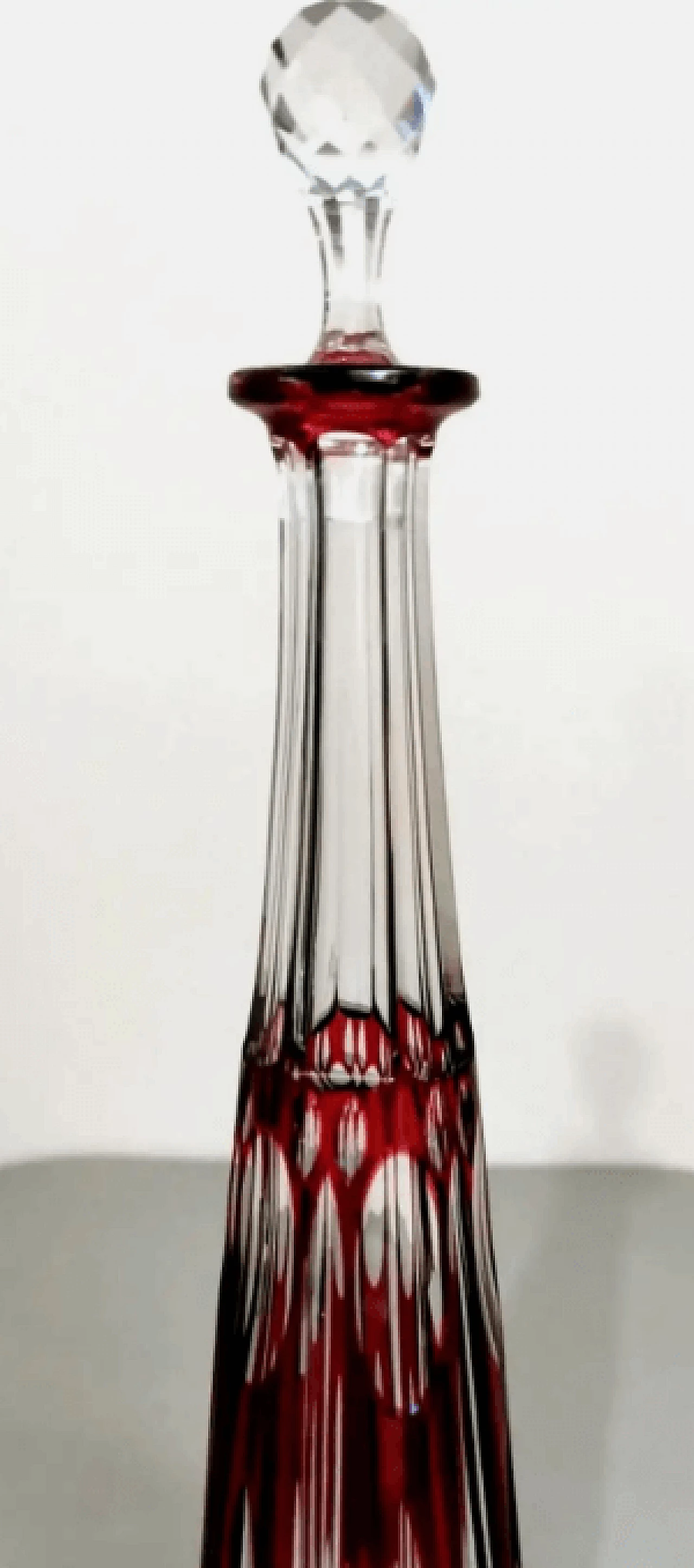 Bottiglia francese in stile Luigi XVI in cristallo rosso molato e intagliato a mano, anni '30 4