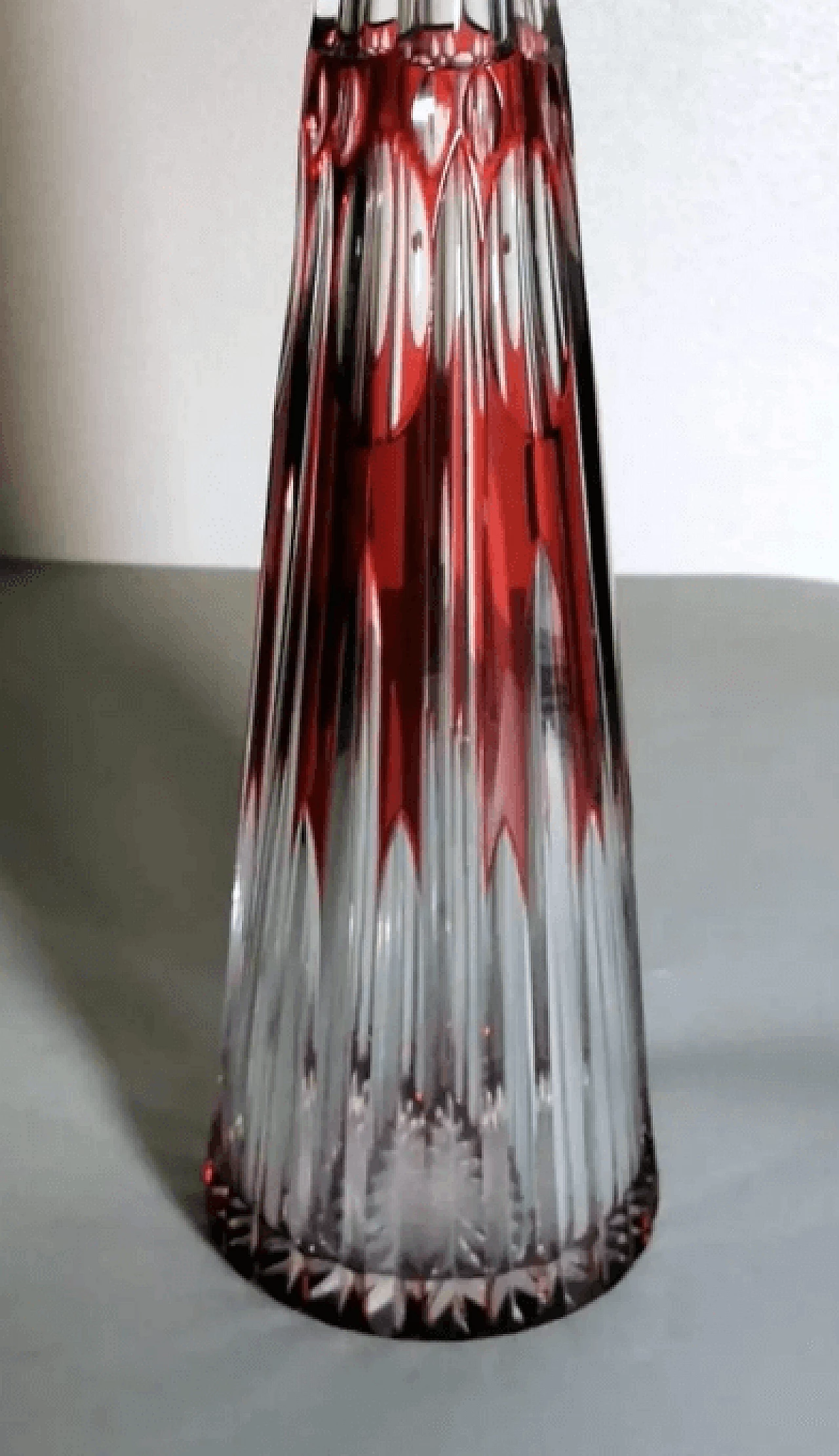 Bottiglia francese in stile Luigi XVI in cristallo rosso molato e intagliato a mano, anni '30 6