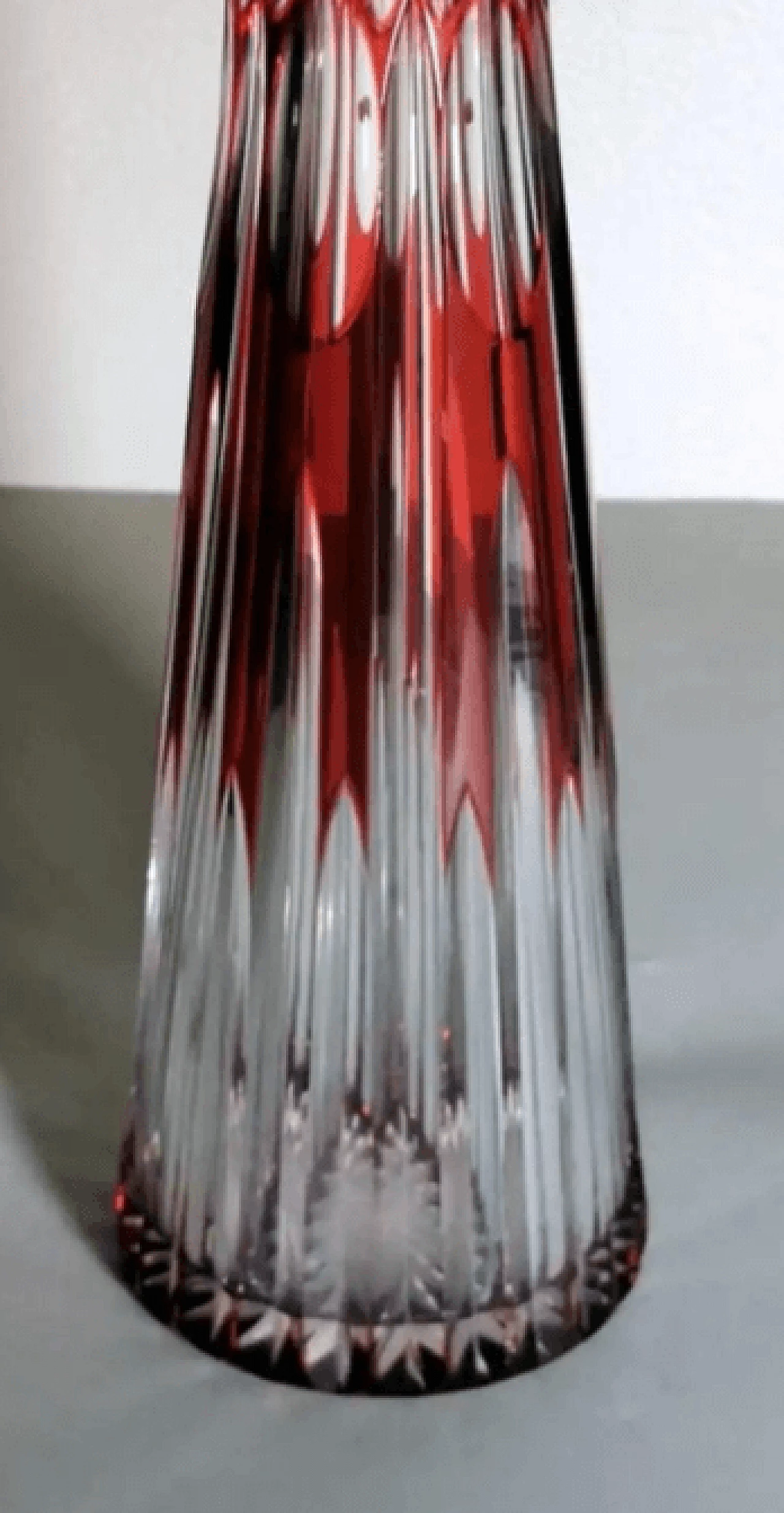 Bottiglia francese in stile Luigi XVI in cristallo rosso molato e intagliato a mano, anni '30 7