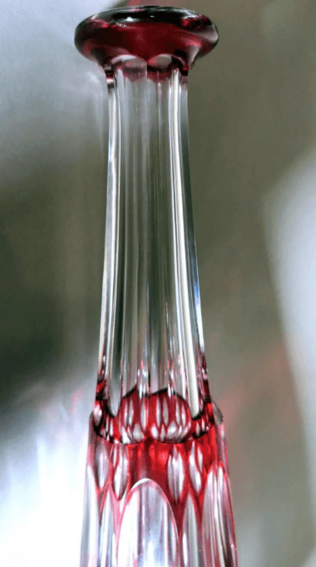 Bottiglia francese in stile Luigi XVI in cristallo rosso molato e intagliato a mano, anni '30 15