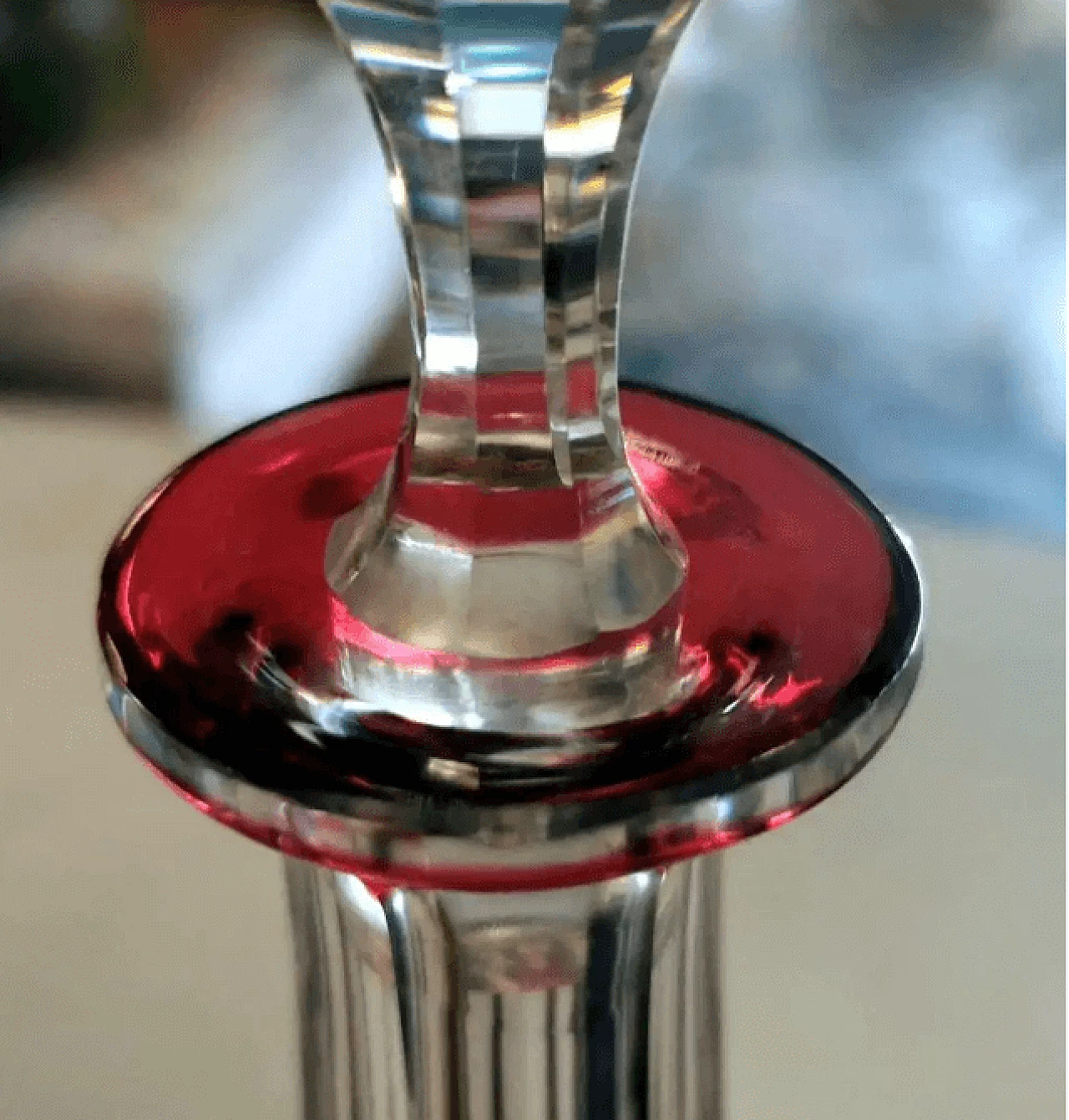 Bottiglia francese in stile Luigi XVI in cristallo rosso molato e intagliato a mano, anni '30 17