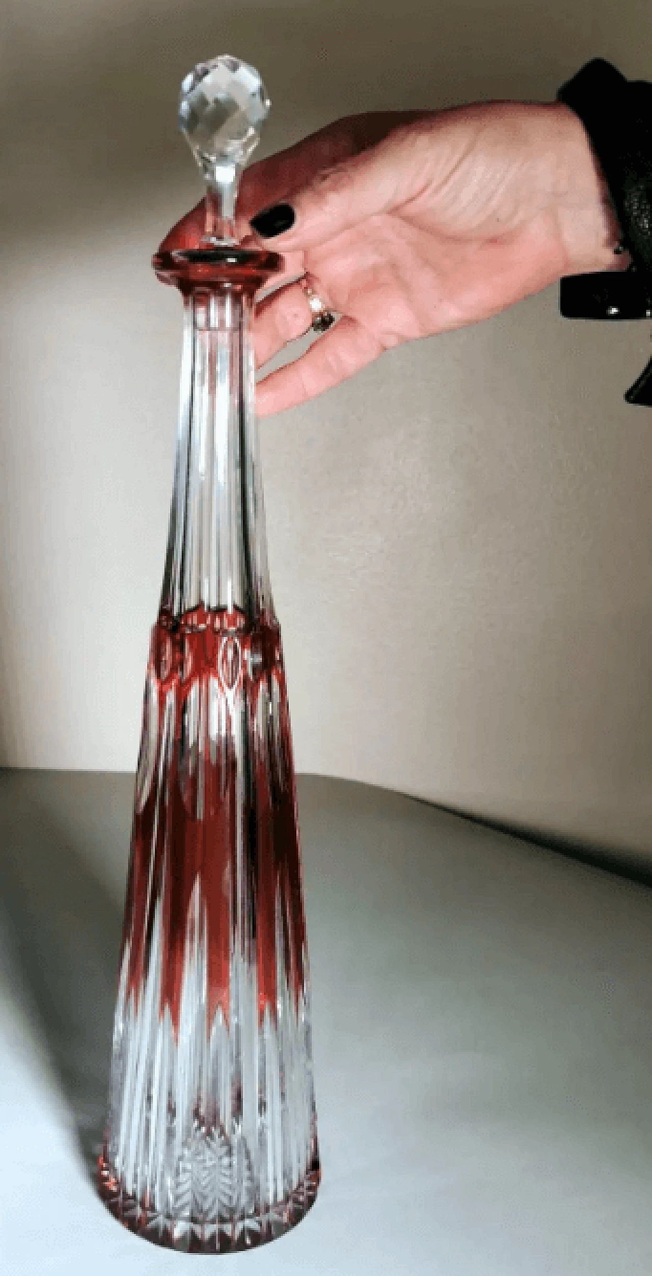 Bottiglia francese in stile Luigi XVI in cristallo rosso molato e intagliato a mano, anni '30 18
