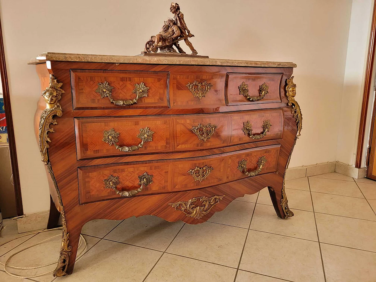 Cassettiera in stile Luigi XV con piano in marmo rosa, '900 1