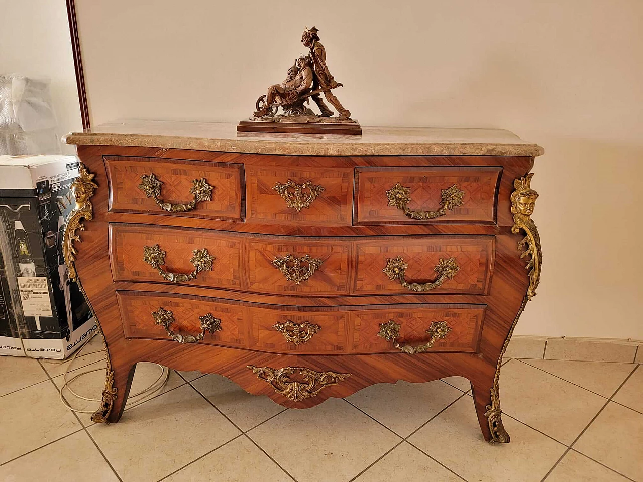 Cassettiera in stile Luigi XV con piano in marmo rosa, '900 2