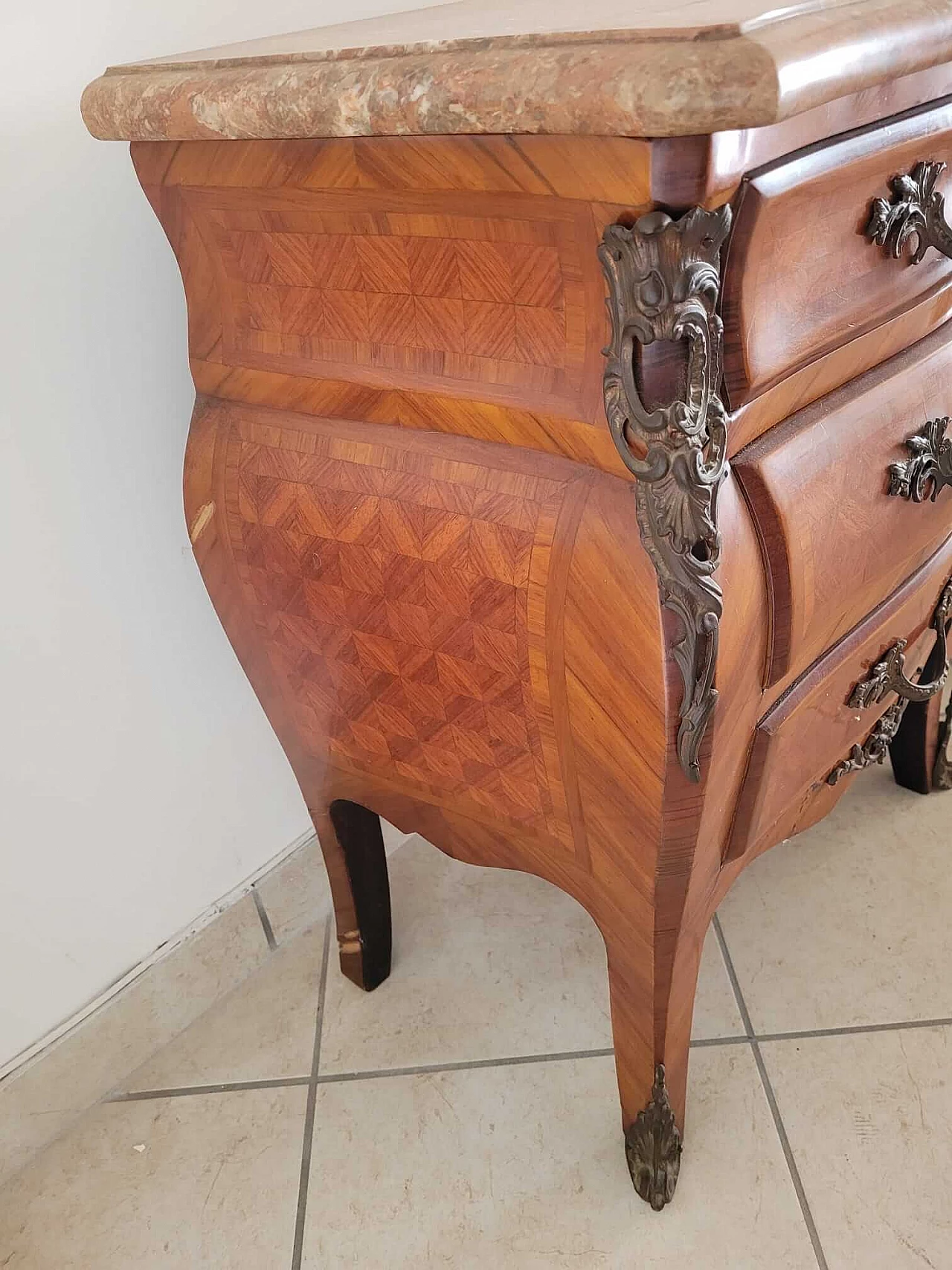 Cassettiera in stile Luigi XV con piano in marmo rosa, '900 3