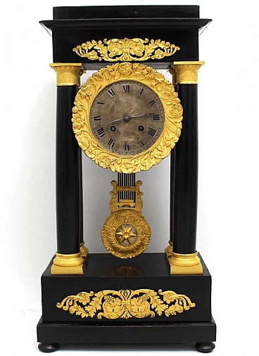 Orologio a pendolo stile Impero in legno ebanizzato, primo '800