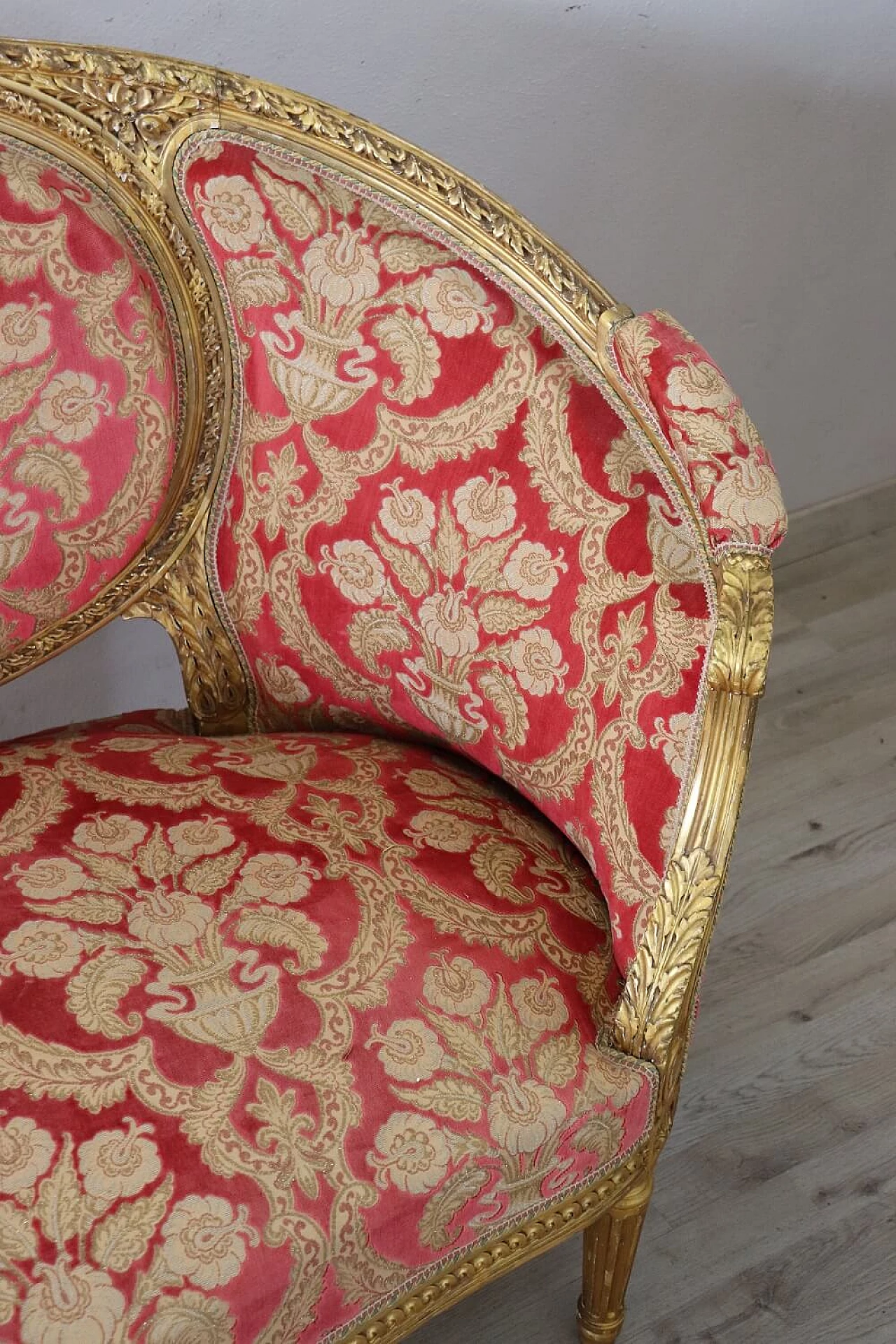Un divano con 4 poltrone in legno e tessuto stile Luigi XVI, primo '900 3