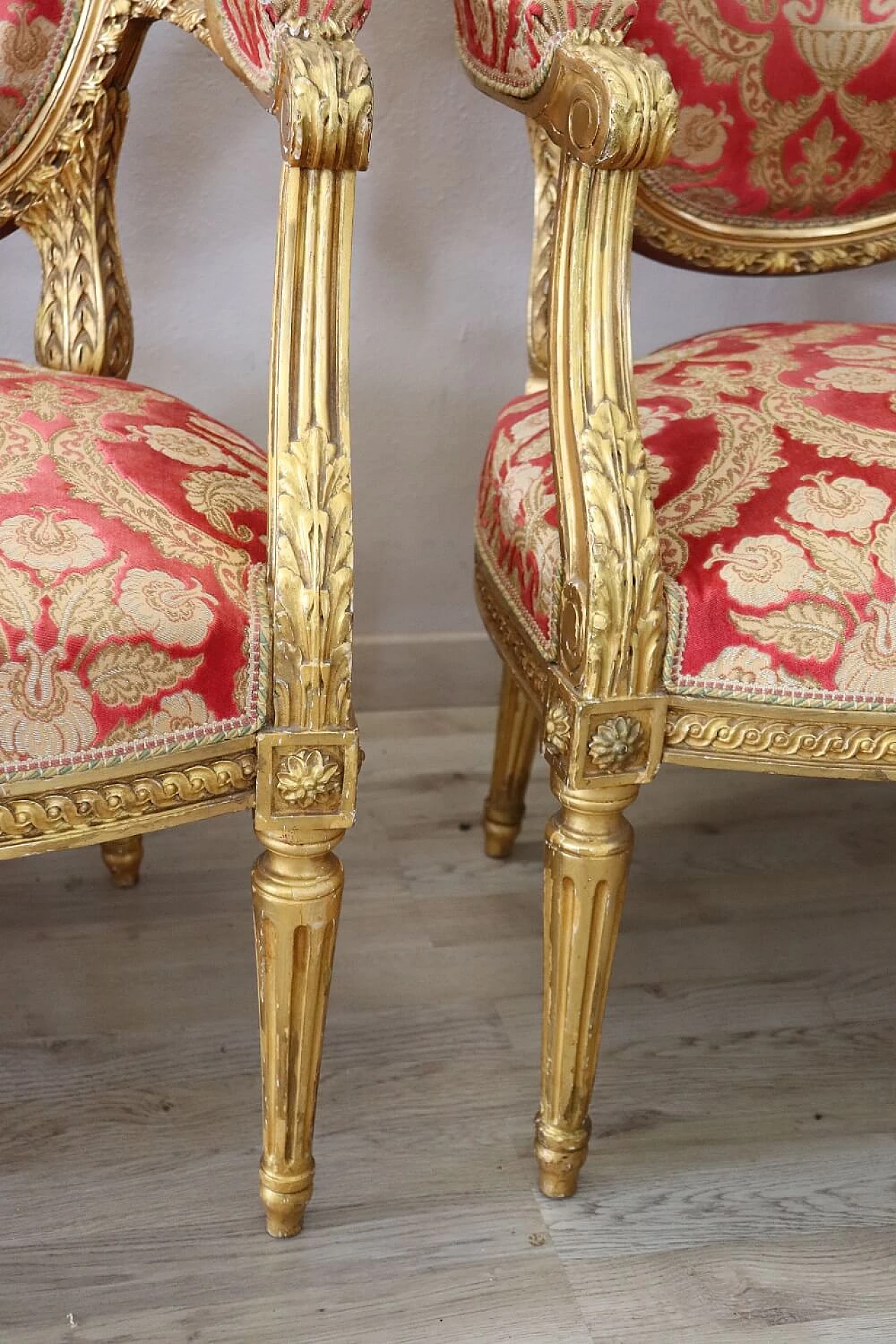 Un divano con 4 poltrone in legno e tessuto stile Luigi XVI, primo '900 9