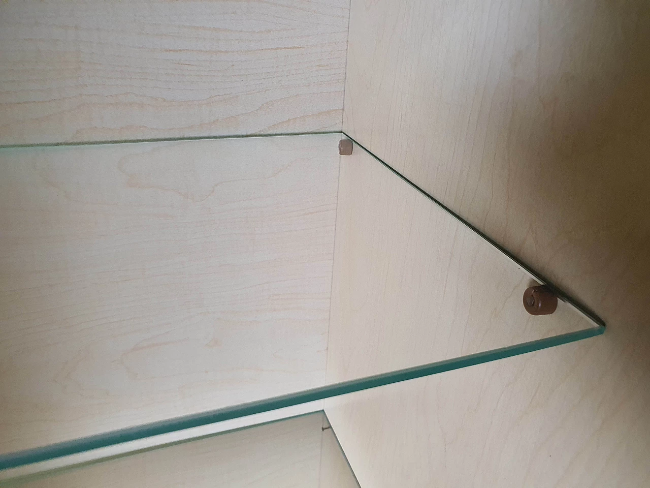 Rosewood showcase with glass shelves, 1950s 17