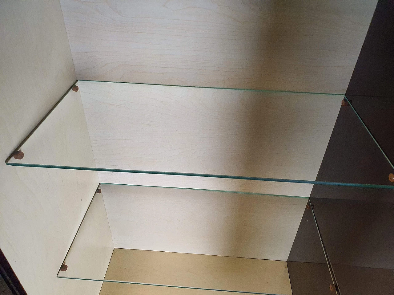 Rosewood showcase with glass shelves, 1950s 28