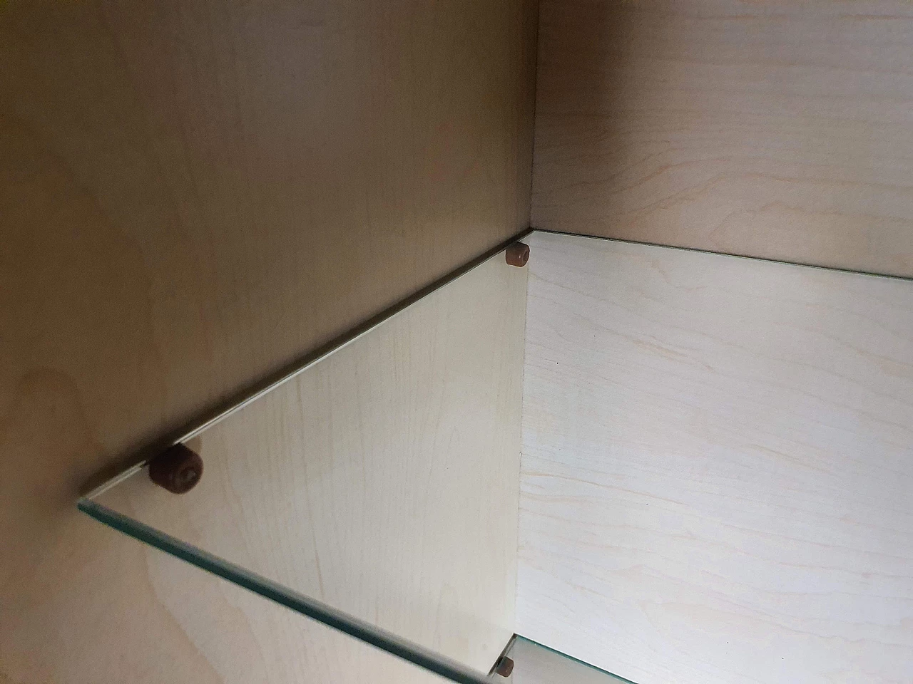 Rosewood showcase with glass shelves, 1950s 29