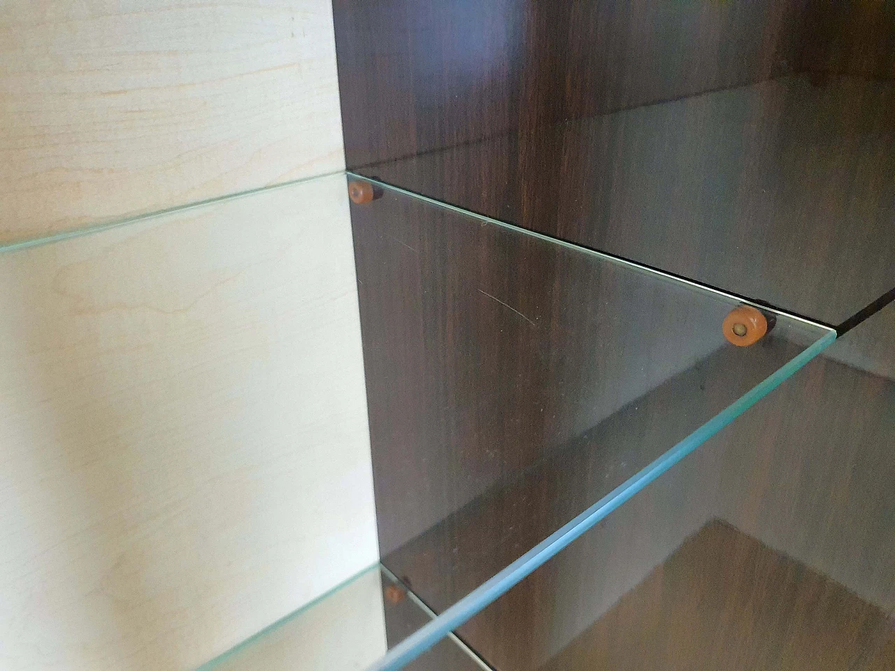 Rosewood showcase with glass shelves, 1950s 32