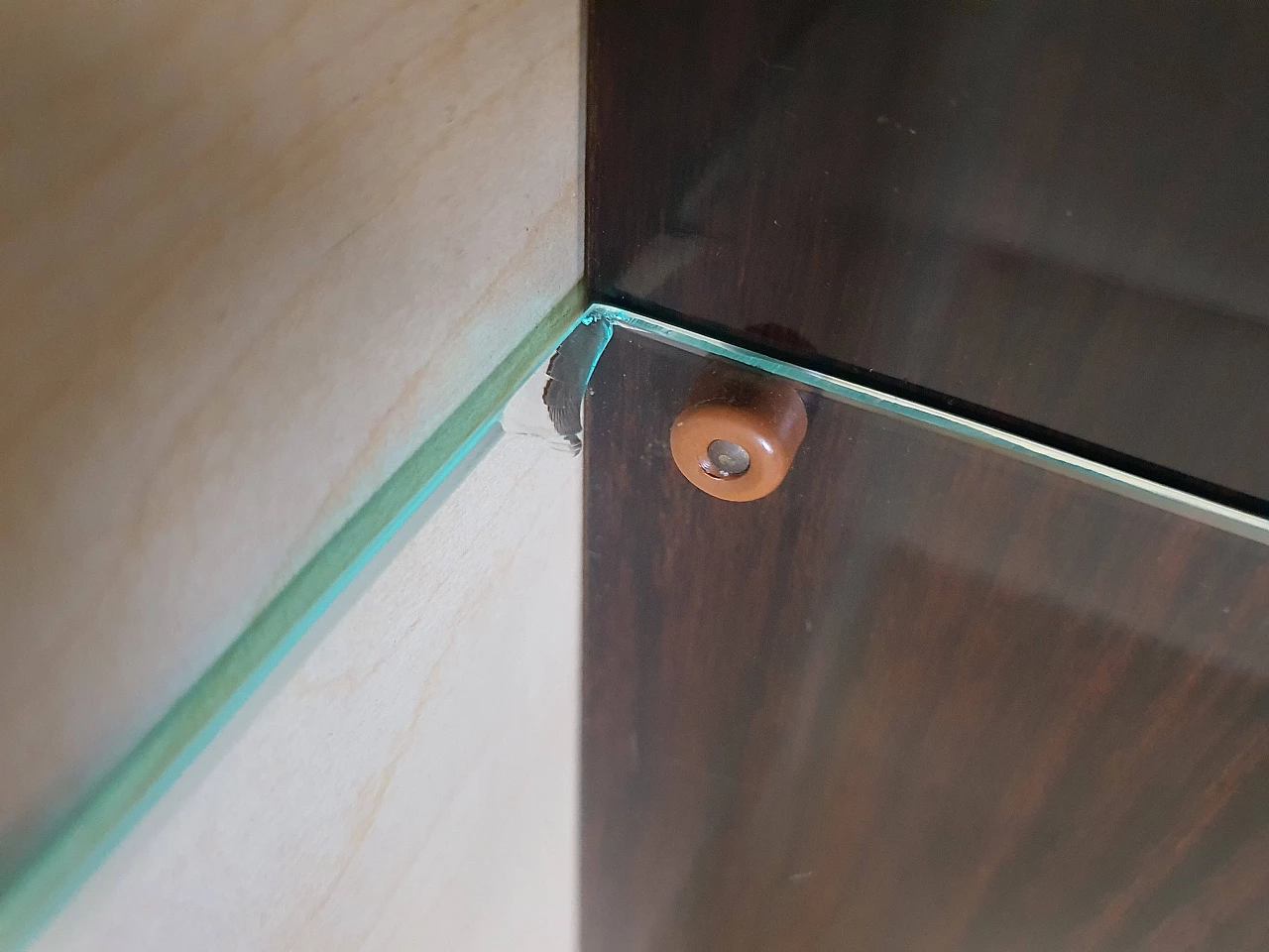 Rosewood showcase with glass shelves, 1950s 33