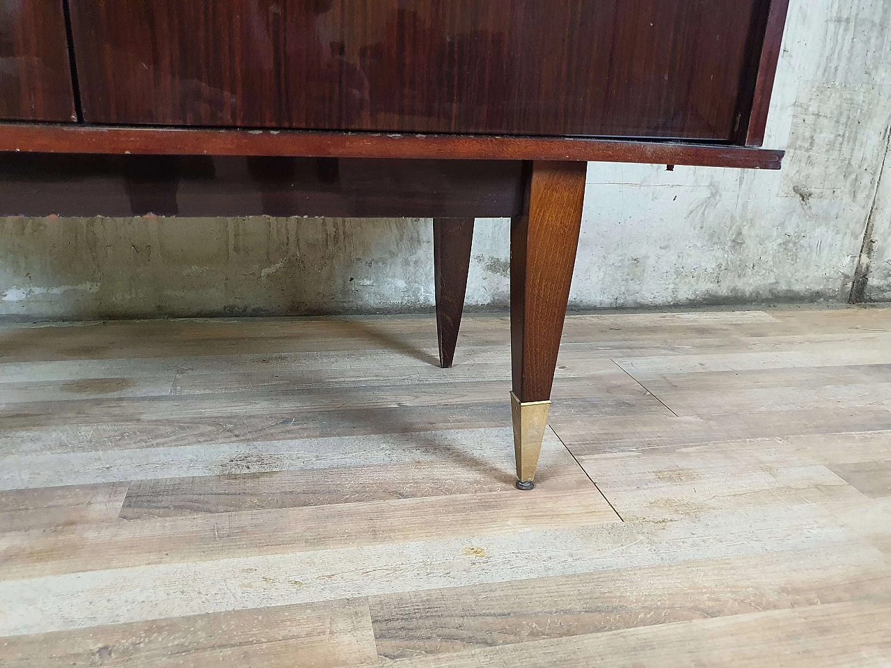 Rosewood showcase with glass shelves, 1950s 47