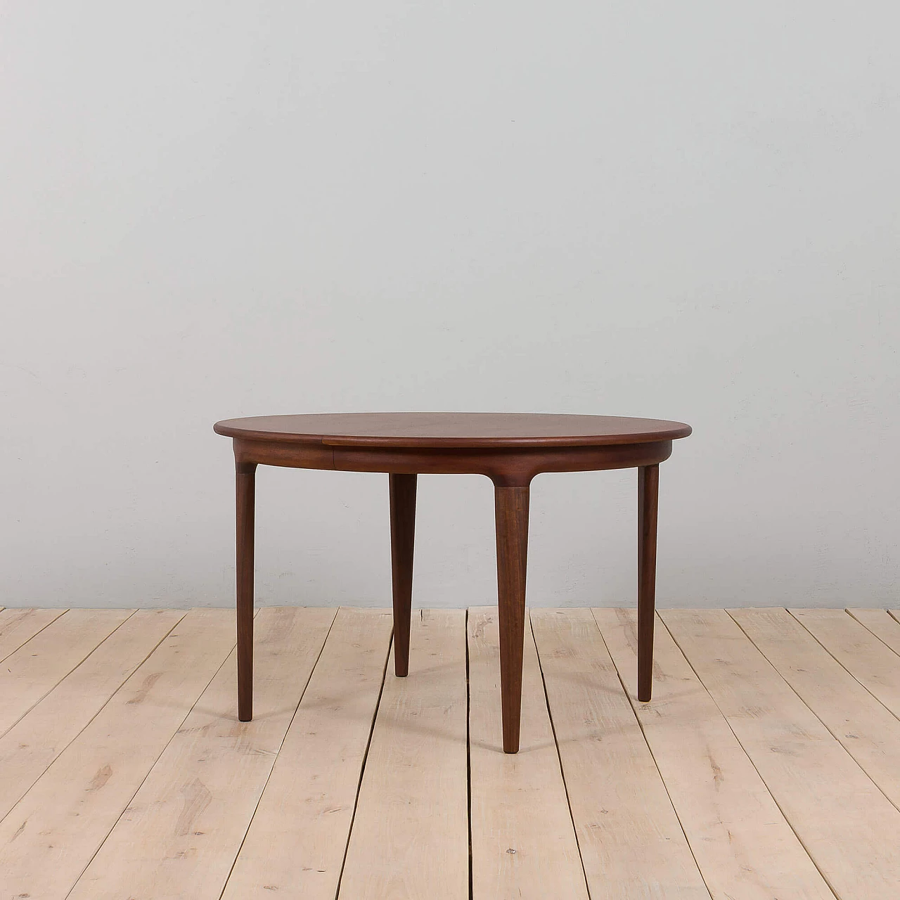 Rosewood round dining table by J. Andersen for Uldum Mobelfabrik, 1960s 4