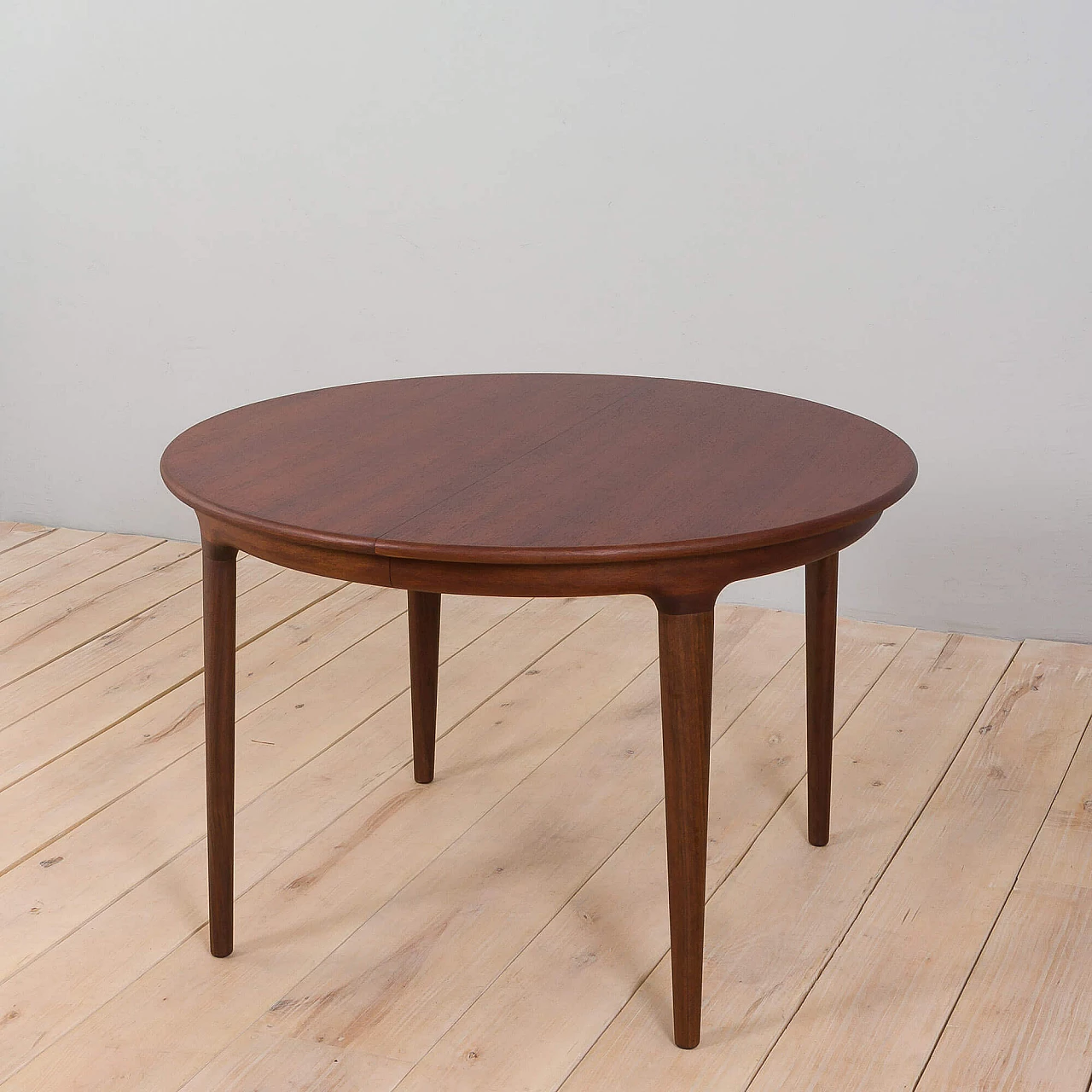 Rosewood round dining table by J. Andersen for Uldum Mobelfabrik, 1960s 17