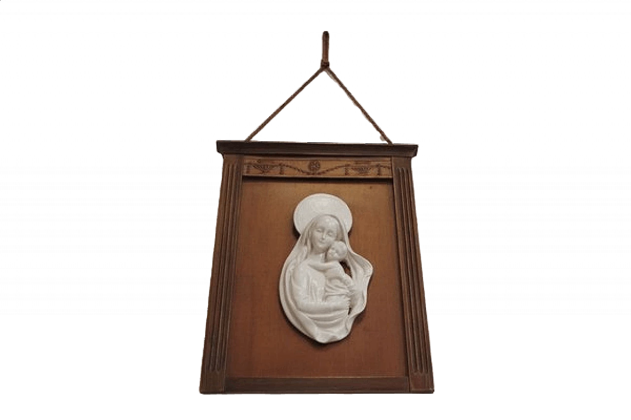 Madonna col Bambino in ceramica entro cornice di legno intagliato, anni '50 1406831