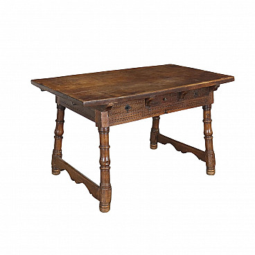 Baroque table in walnut of spanish manufacture, 1700s.