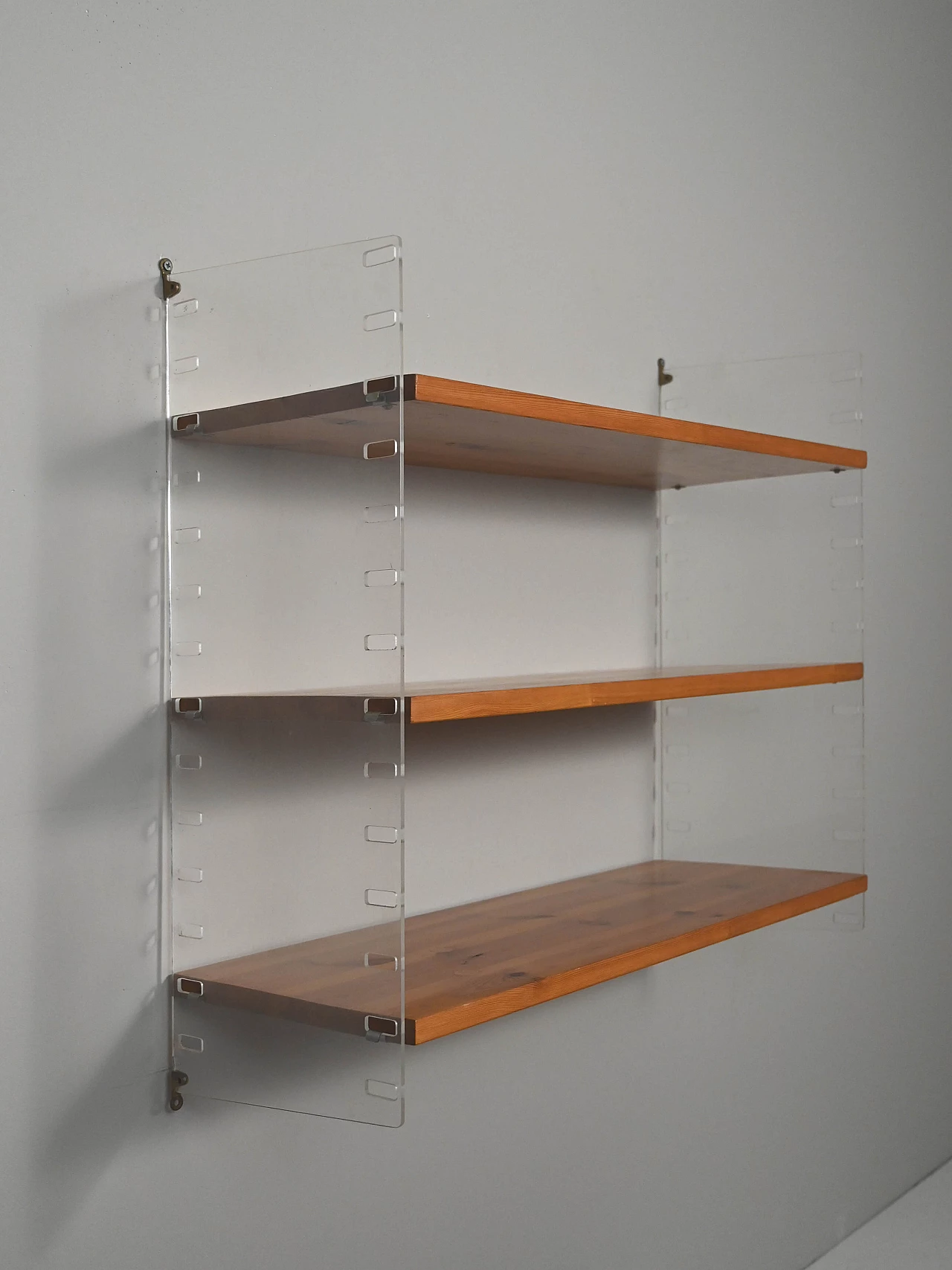 Libreria Hylla a parete in teak e plexiglass, anni '60 3