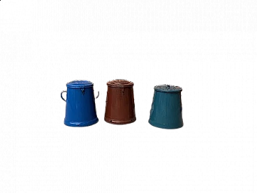 3 Contenitori metallici smaltati di diversi colori, anni '50