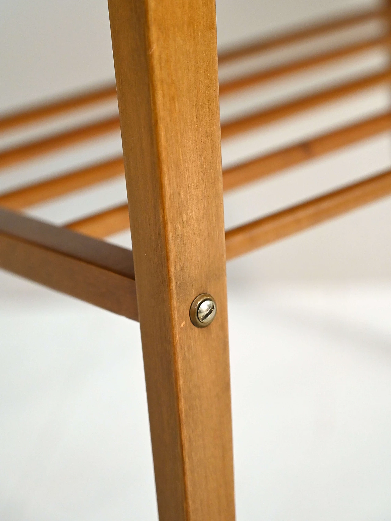 Tavolino con portariviste in legno, anni '60 7