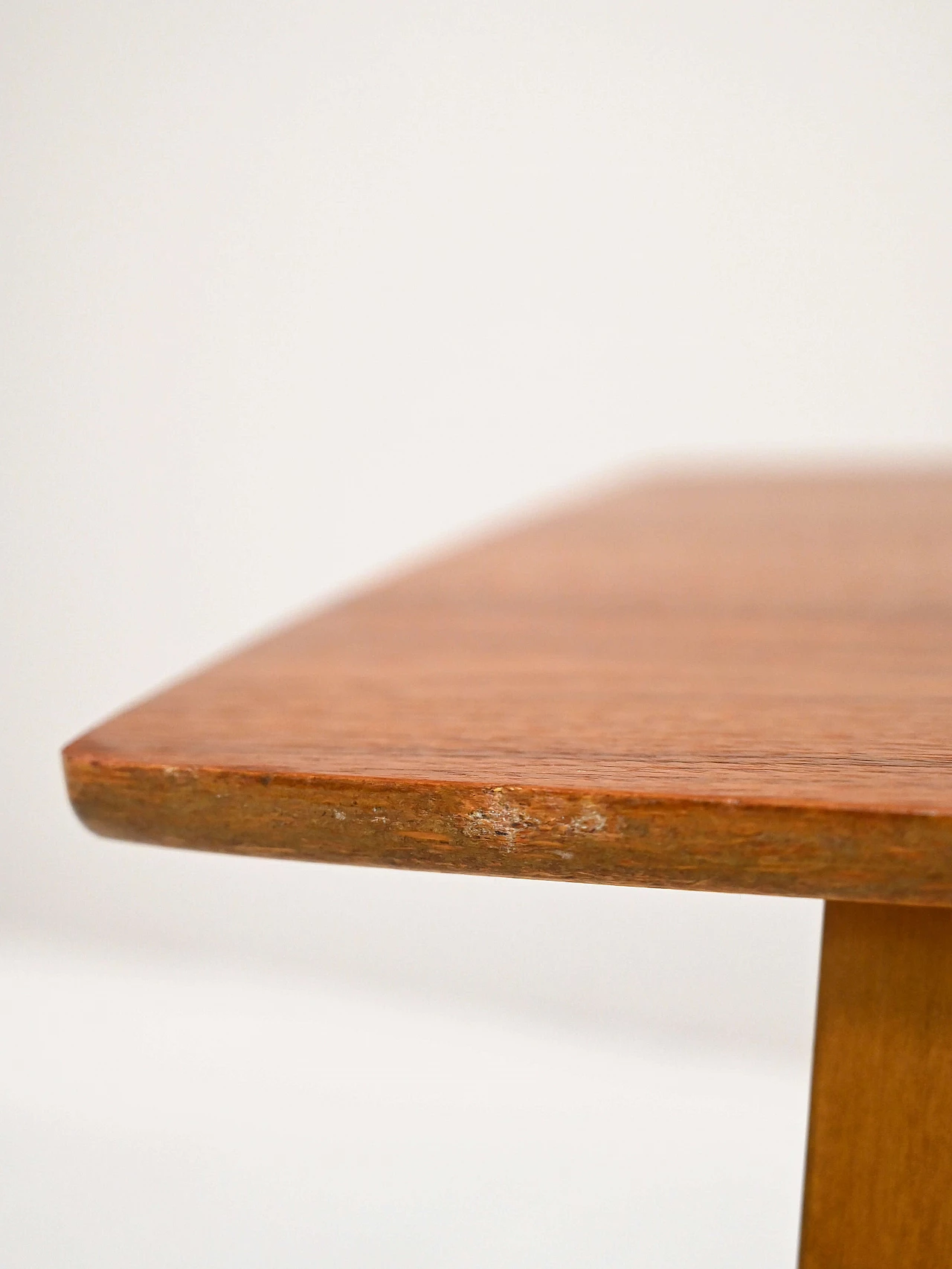Tavolino con portariviste in legno, anni '60 9
