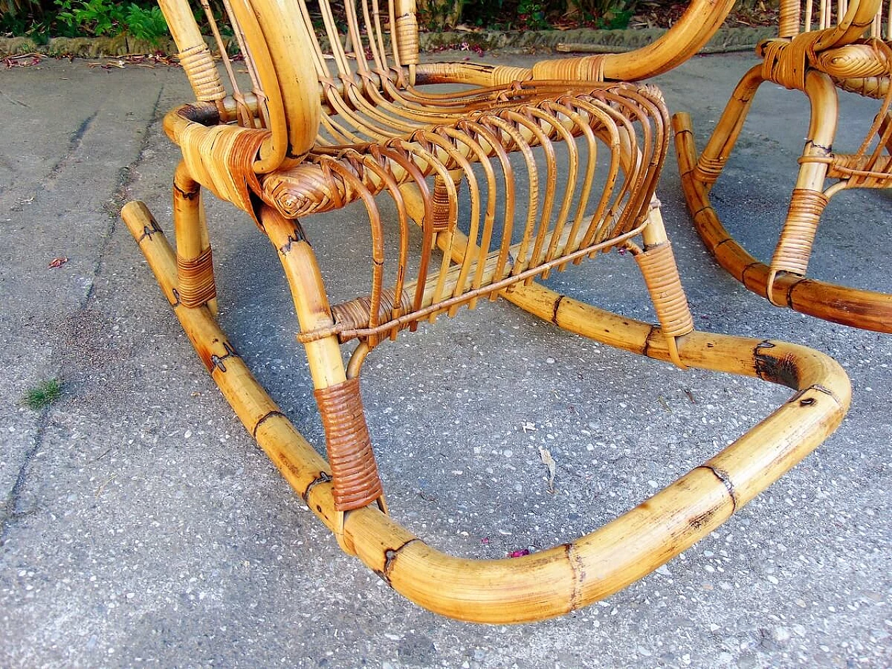 Coppia di poltrone a dondolo in bambù, anni '60 3