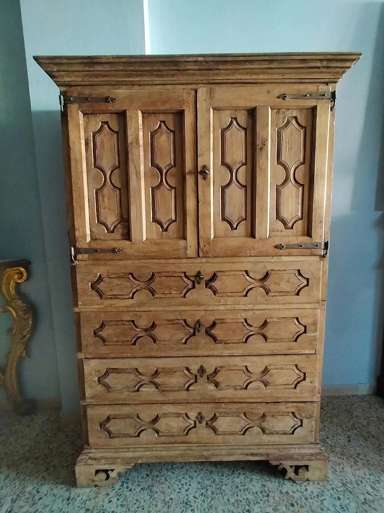 Unfinished wooden chest of drawers, 18th century 1