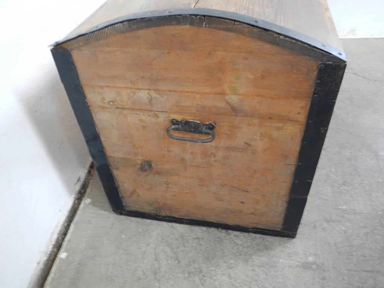Trunk in fir wood with rounded lid, 1950s 1