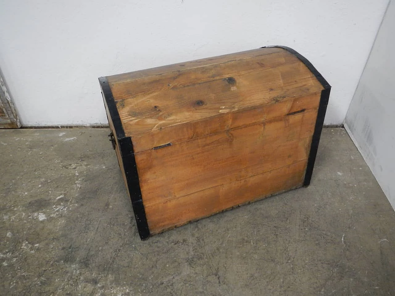 Trunk in fir wood with rounded lid, 1950s 5
