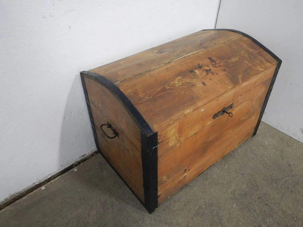 Trunk in fir wood with rounded lid, 1950s 7
