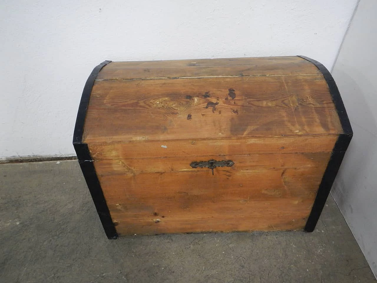 Trunk in fir wood with rounded lid, 1950s 9