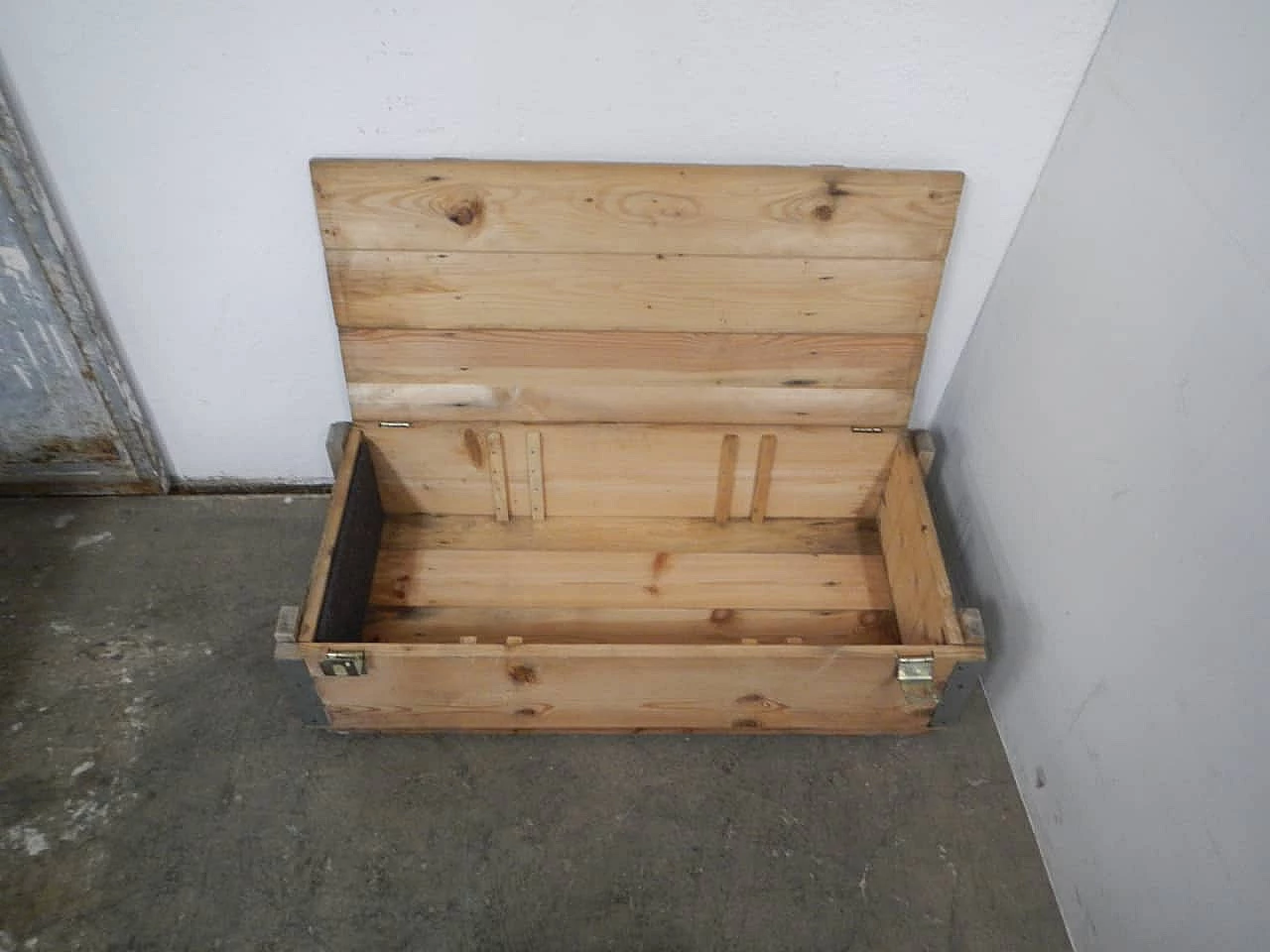 Cassa in legno con manici in corda, anni '80 7