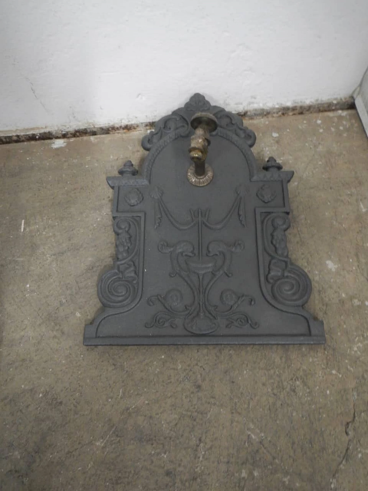 Garden fountain in cast iron, 1990s 3