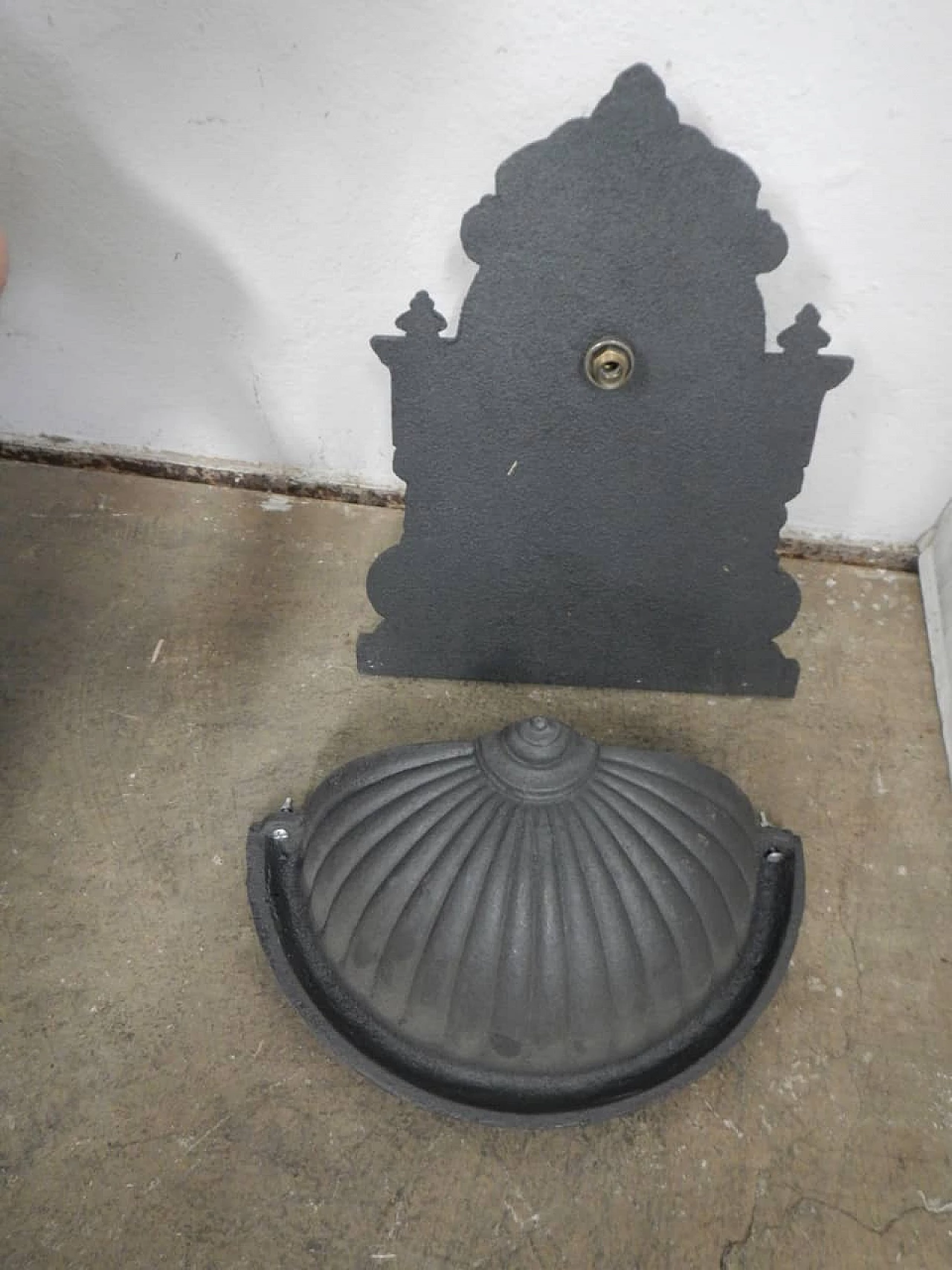 Garden fountain in cast iron, 1990s 5