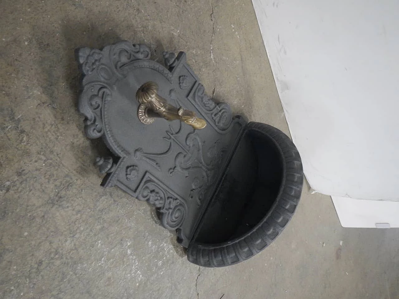 Garden fountain in cast iron, 1990s 8