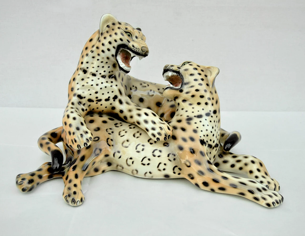 Coppia di sculture di leopardi in ceramica smaltata, anni '70 1