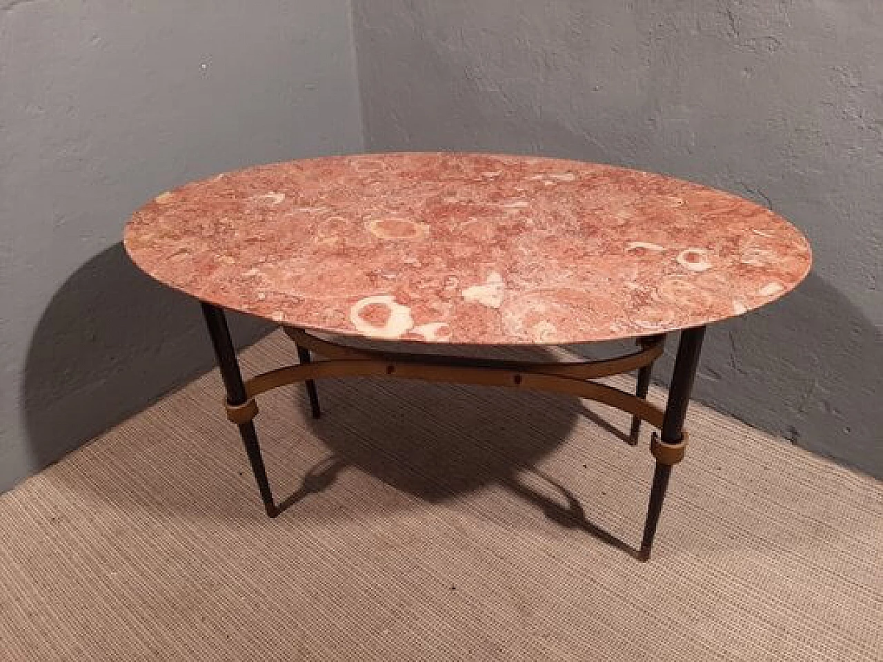 Tavolino in ferro e ottone con piano in marmo, anni '50 1
