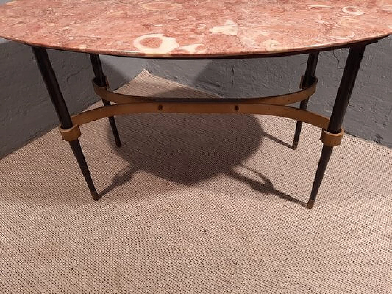 Tavolino in ferro e ottone con piano in marmo, anni '50 2